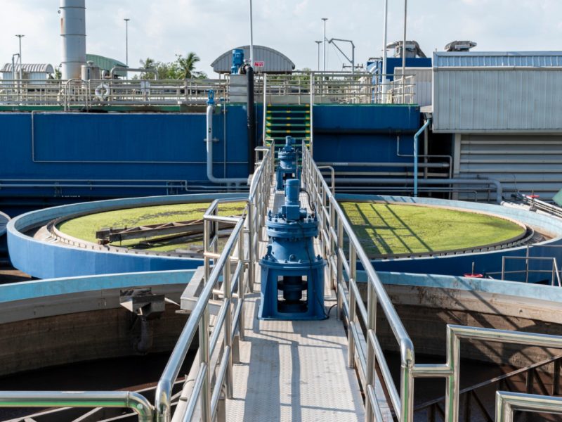 Pourquoi les entreprises doivent investir dans le traitement des déchets et des eaux usées ?